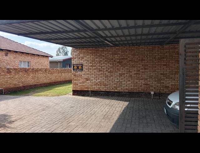 2 BEDROOM TOWNHOUSE FOR SALE IN ROBIN PARK